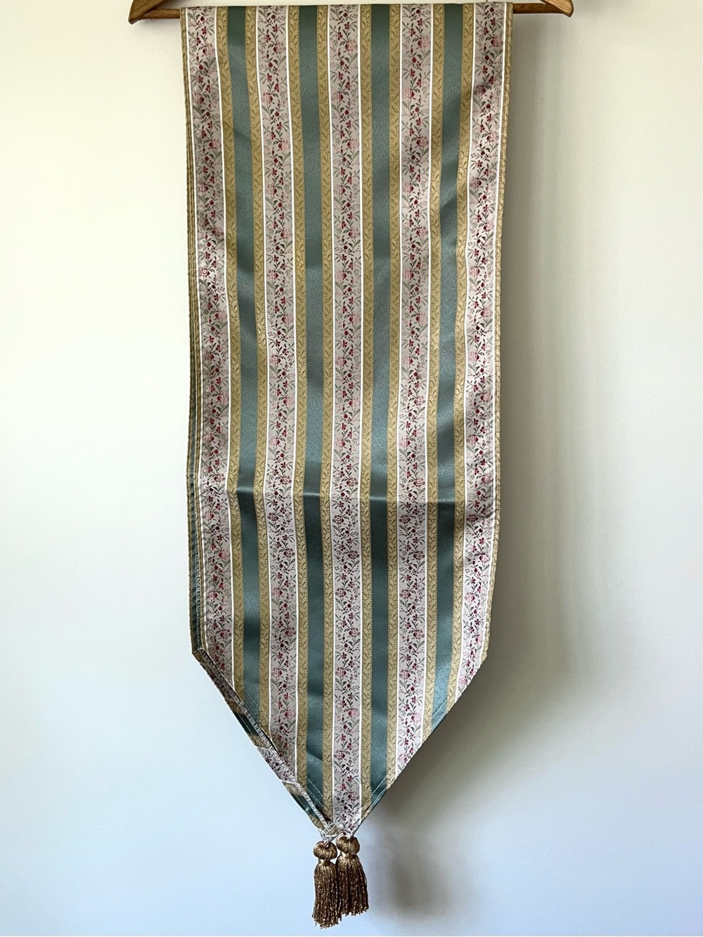 Liseré Fabric Table Runner w Gold Tassles